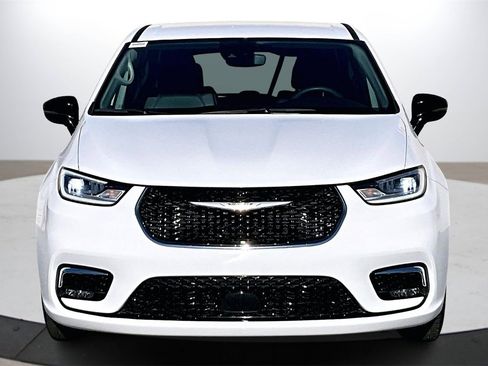 Certified 2024 Chrysler Pacifica Touring-L image 3