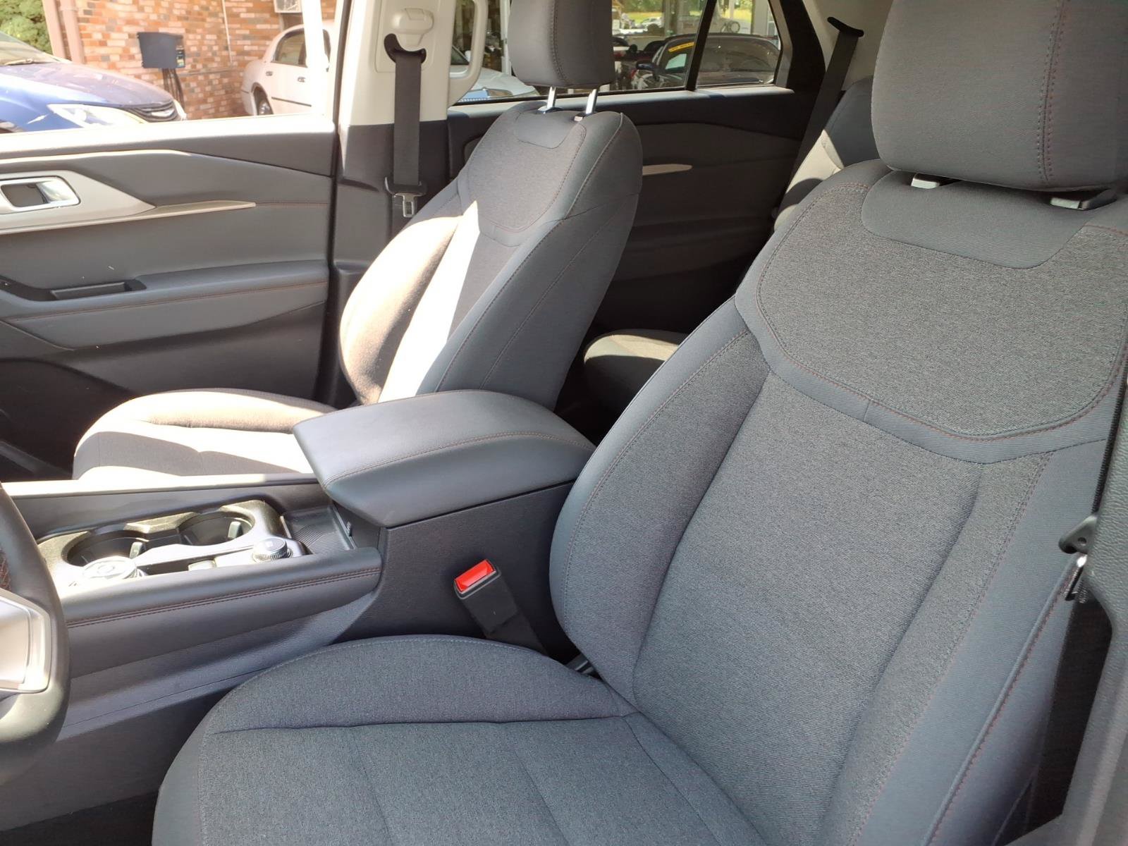 Used 2025 Ford Explorer Active AWD/4WD image 5