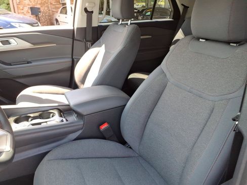 Used 2025 Ford Explorer Active AWD/4WD image 5