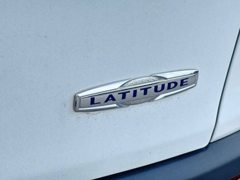 Used 2017 Jeep Cherokee Latitude FWD image 5