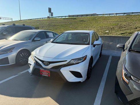 Used 2019 Toyota Camry SE FWD image 5
