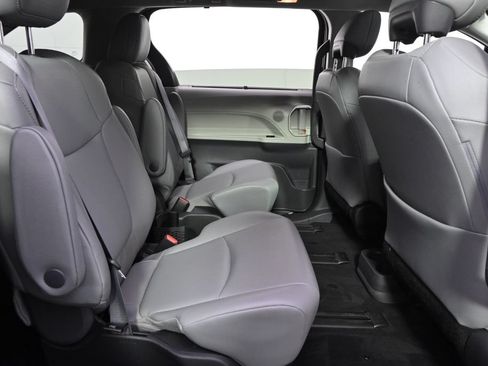 Used 2022 Toyota Sienna XLE w/ XLE Plus Package AWD/4WD image 18