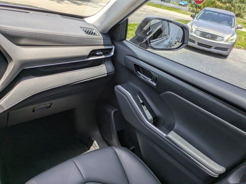 Used 2021 Toyota Highlander XLE FWD image 15