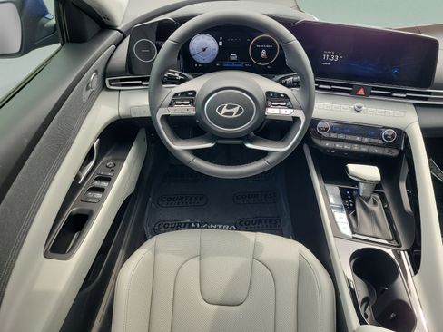 Certified 2025 Hyundai Elantra Limited FWD image 15