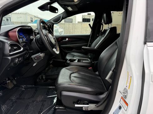 Used 2020 Chrysler Pacifica Touring-L FWD image 16