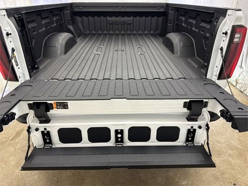 Used 2024 GMC Sierra 2500 SLT w/ SLT Premium Package image 27