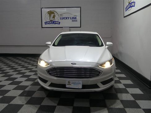 Used 2017 Ford Fusion SE w/ Fusion SE Technology Package image 2