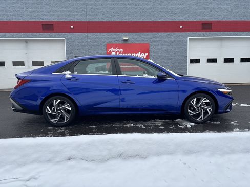 Used 2025 Hyundai Elantra SEL image 2