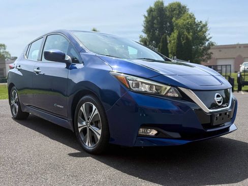 Used 2018 Nissan Leaf SV w/ SV Technology Package FWD image 3