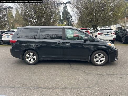 Used 2019 Toyota Sienna L w/ Carpet Mat Package image 3