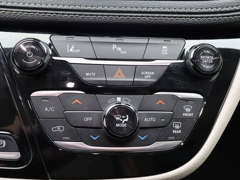 Used 2024 Chrysler Pacifica Select image 23