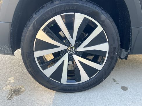 Used 2024 Volkswagen Taos SE w/ MDO Package FWD image 11