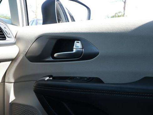 Used 2023 Chrysler Pacifica Touring-L image 28