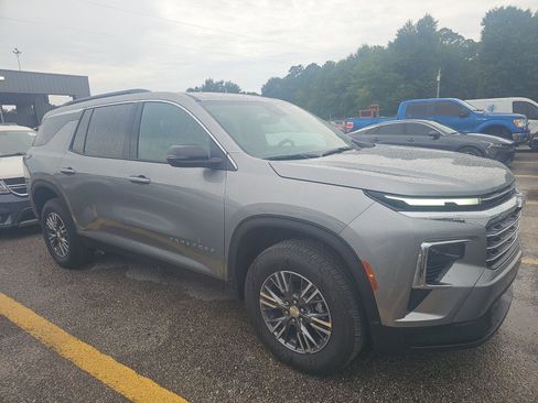 Used 2026 Chevrolet Traverse LT FWD image 4