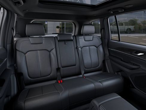New 2025 Jeep Grand Cherokee Limited w/ Black Appearance Package AWD/4WD image 16