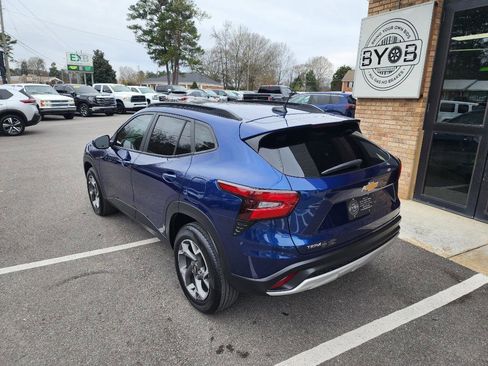 Used 2024 Chevrolet Trax LT w/ Driver Confidence Package image 3