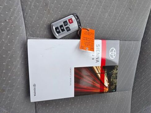 Used 2020 Toyota Sienna LE w/ LE Preferred Package FWD image 24