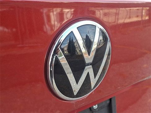 Certified 2022 Volkswagen Taos SE image 29