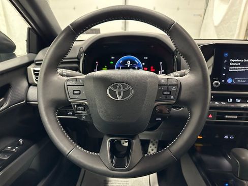 Used 2025 Toyota Camry SE image 18