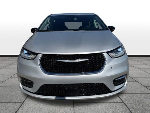 Used 2024 Chrysler Pacifica Touring-L FWD image 8