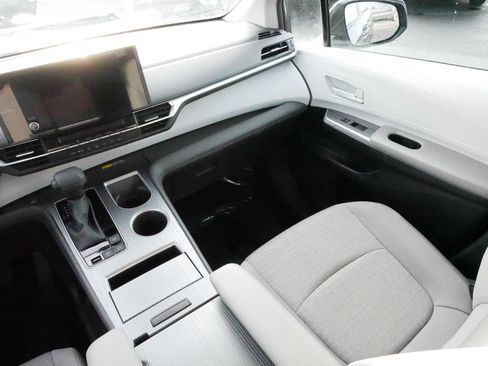 Used 2025 Toyota Sienna LE image 11