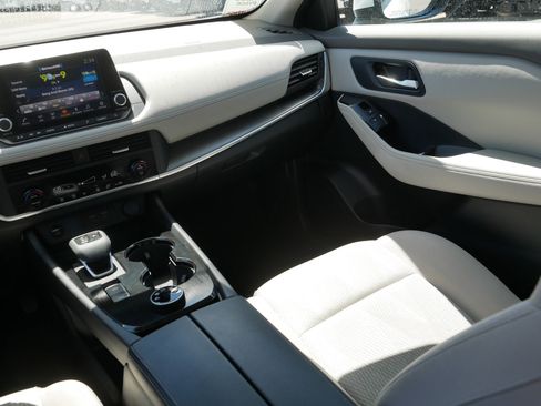 Used 2025 Nissan Rogue SV AWD/4WD image 11