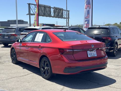 Used 2025 Volkswagen Jetta SE FWD image 3
