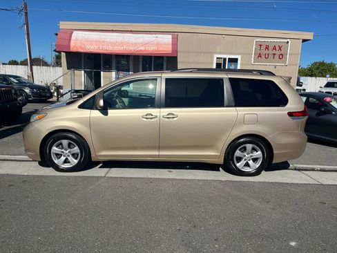 Used 2011 Toyota Sienna LE image 4