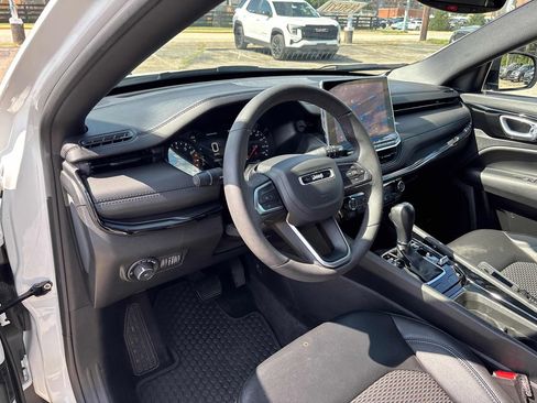 Used 2025 Jeep Compass Latitude w/ Convenience Group AWD/4WD image 11