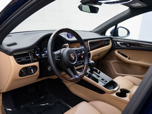Certified 2025 Porsche Macan image 4