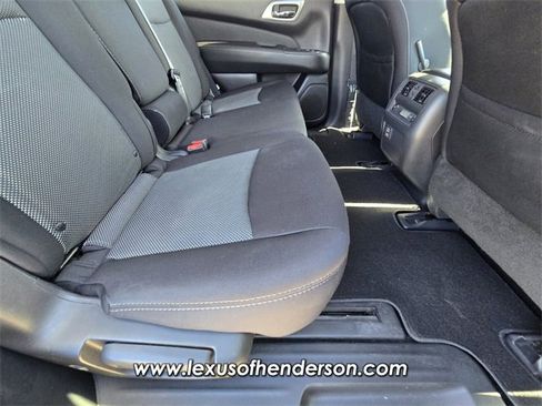 Used 2018 Nissan Pathfinder S image 16