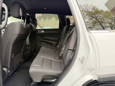 Used 2020 Jeep Grand Cherokee Laredo AWD/4WD image 17
