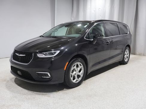 Used 2024 Chrysler Pacifica Limited FWD image 5