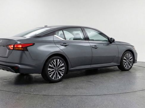 Used 2025 Nissan Altima 2.5 SV image 9