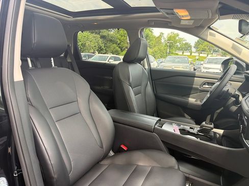 Used 2025 Nissan Rogue SV w/ SV Premium Package FWD image 52