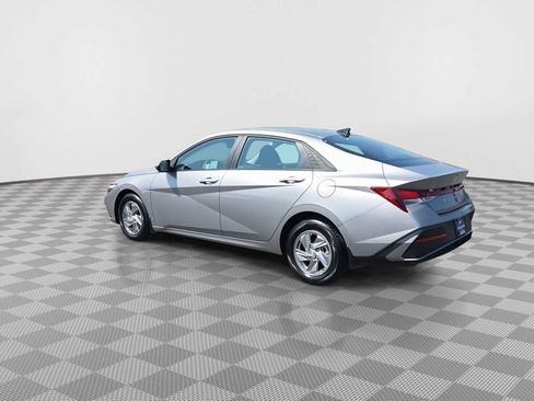 Used 2025 Hyundai Elantra SE FWD image 6