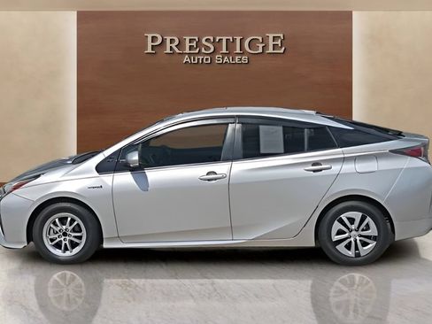 Used 2017 Toyota Prius Three w/ Advanced Technology Package FWD image 2
