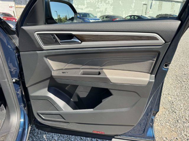 Used 2022 Volkswagen Atlas SE w/ Black Wheel Package AWD/4WD image 10