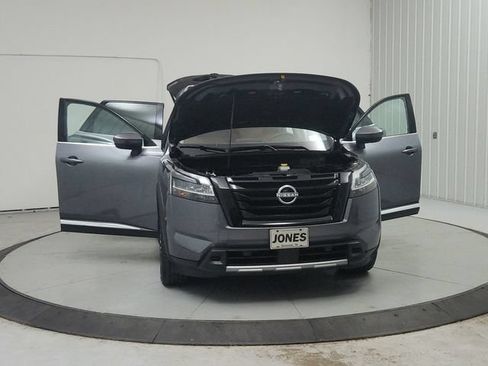 Used 2024 Nissan Pathfinder Platinum FWD image 11