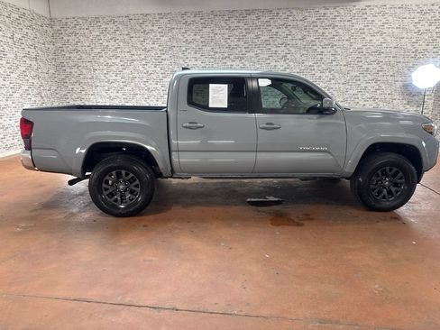 Used 2020 Toyota Tacoma SR5 AWD/4WD image 8
