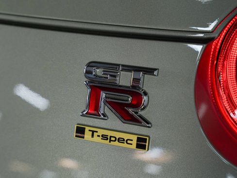 Used 2024 Nissan GT-R T-spec Dual-clutch 6-Speed Tra w/ Floor Mat Package image 23