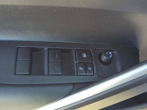 Used 2025 Toyota Corolla Cross LE FWD image 8