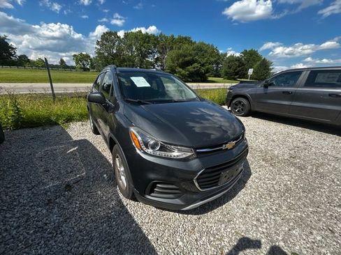 Used 2017 Chevrolet Trax LT w/ Sun & Sound Package FWD image 1