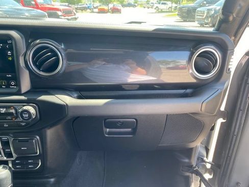 Used 2022 Jeep Wrangler Unlimited Sahara AWD/4WD image 33