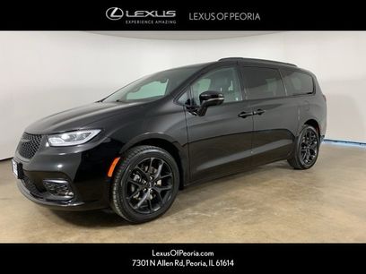 Used 2024 Chrysler Pacifica Touring-L w/ Uconnect Theater Family Group