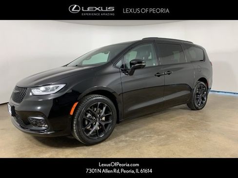 Used 2024 Chrysler Pacifica Touring-L w/ Uconnect Theater Family Group image 1