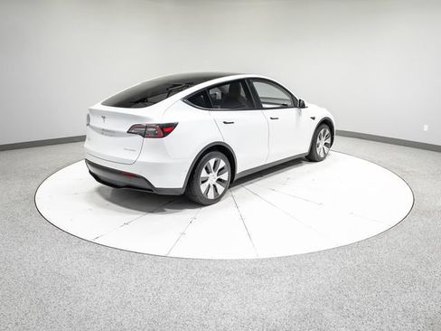 Used 2021 Tesla Model Y Long Range AWD/4WD image 29