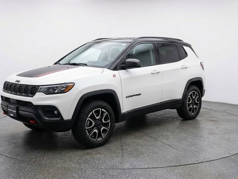 Used 2025 Jeep Compass Trailhawk AWD/4WD image 3