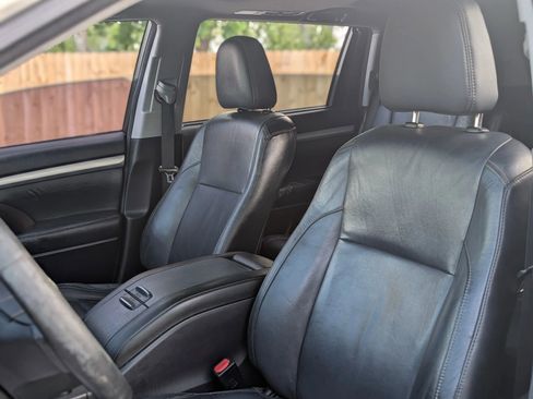 Used 2014 Toyota Highlander XLE FWD image 13