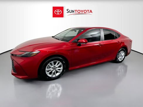 Used 2025 Toyota Camry LE image 9